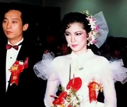 1985年，叛逃至台湾的飞行员萧天润和台湾美女主播张德芬结婚了，婚礼上，萧天润满