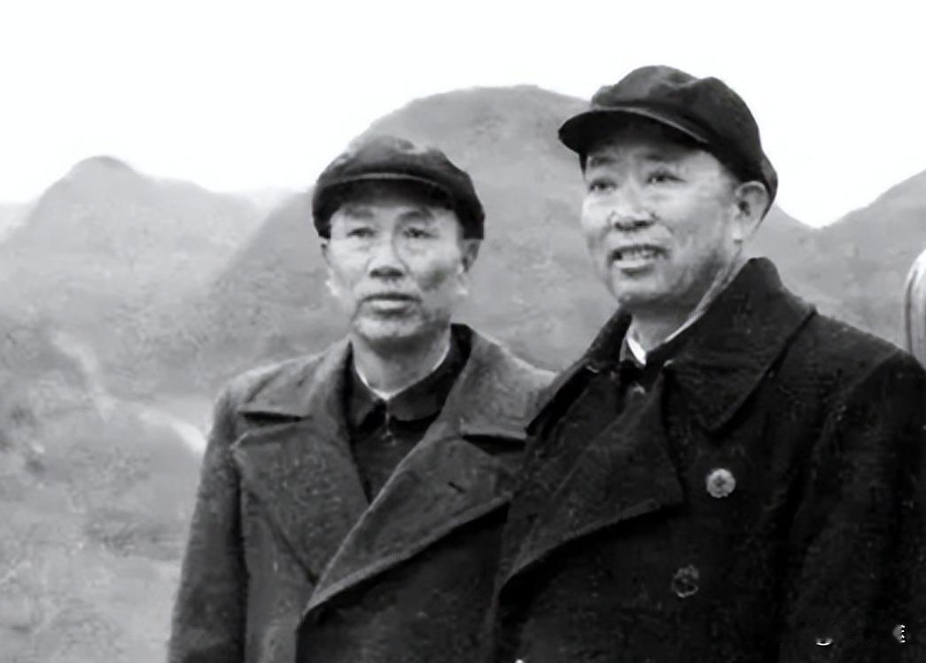 1960年，刘亚楼和邓华在庐山山脚下的罕见留影，他们两人是同岁，在四野时关系就相