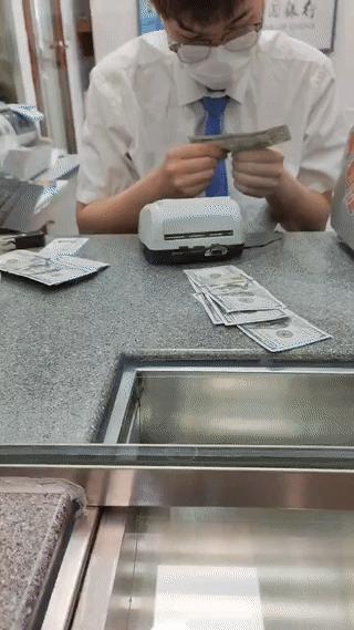 一名女子第一次来银行用美元兑换人民币。结果却让她等了大半天？原因是银行的工作