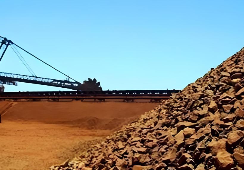 澳大利亚的铁矿，严格来说根本不是矿，就是一坨纯铁疙瘩生锈了而已，含铁量64%，