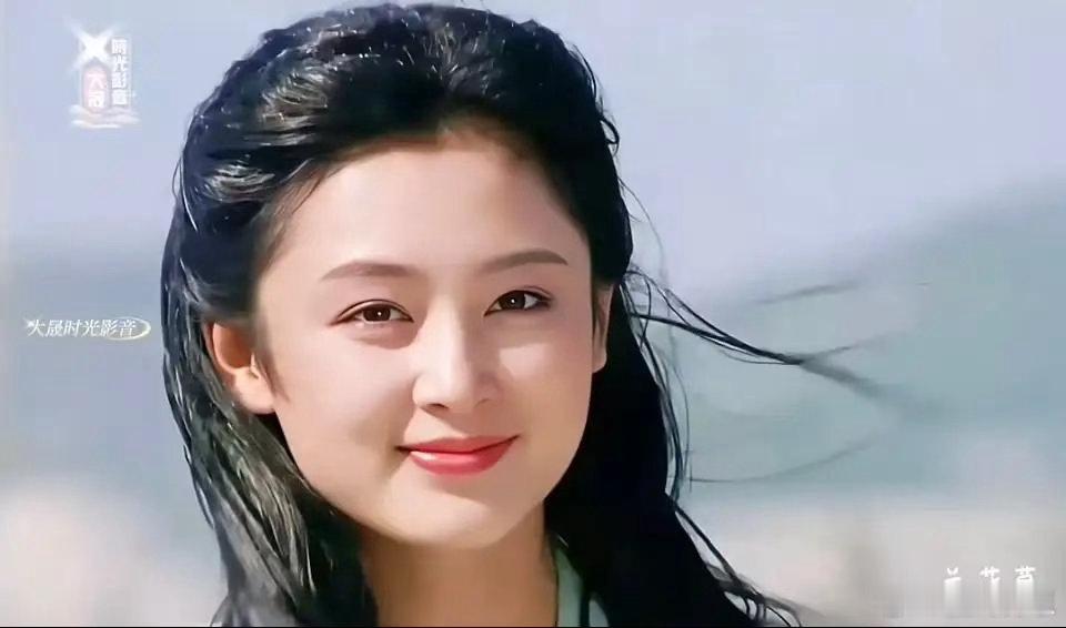 岁月从不败美人，陈红依旧风姿绰约，温婉容颜依旧动人，韵味十足。