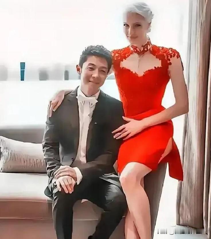 八年前，亿万豪门千金李白执意要嫁给撒贝宁，而与父亲决裂，八年后，李白终于明白，自