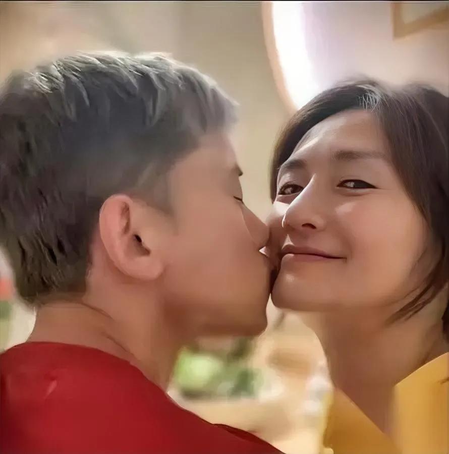 谢娜这次翻车，比综艺掉凳还响。她本想秀“护夫大招”，却一脚踩进时光雷。前