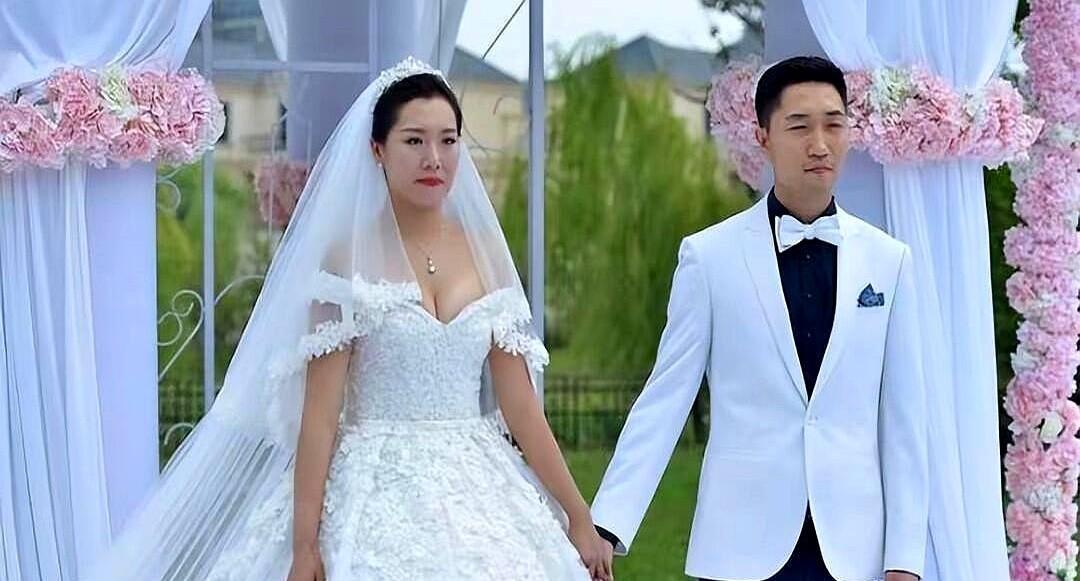 2025年，李晓霞一条“陪女儿做乒乓球家庭作业”的短视频冲上热搜。画面里，她把