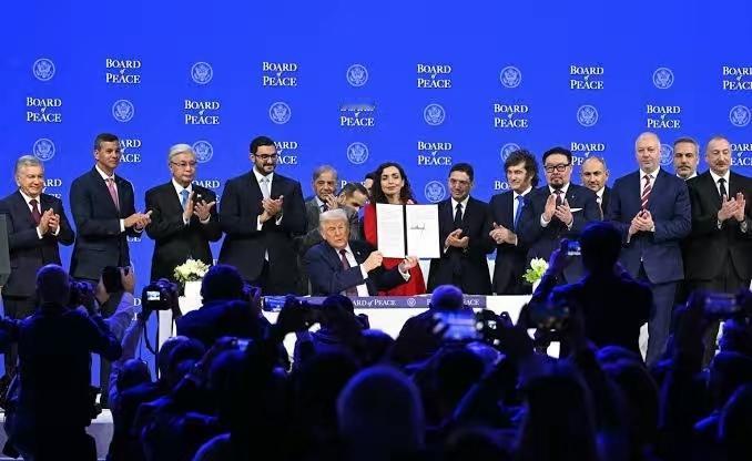 美国总统特朗普主持了“和平委员会”初创成员国的签约仪式，从现场传出的照片看，阿塞