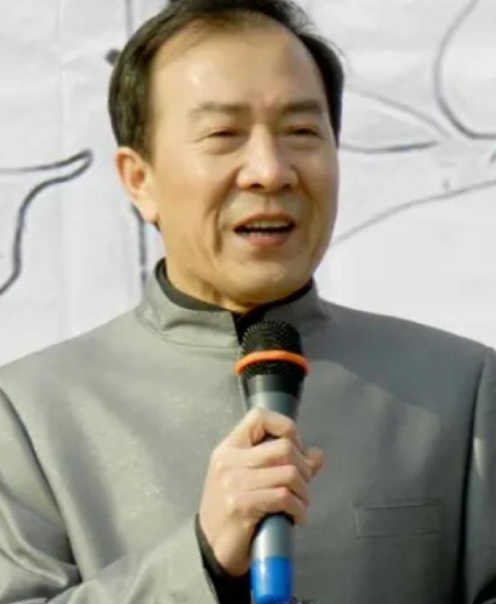 侯耀华直播一开，直接把戴志诚捧上了天。说他18年如一日，替侯耀文照顾袁茵母女，