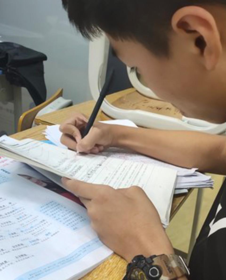 说句实话，倘若家里没有托举和背景，男孩子高中阶段万万不要选文科。身边有真实的