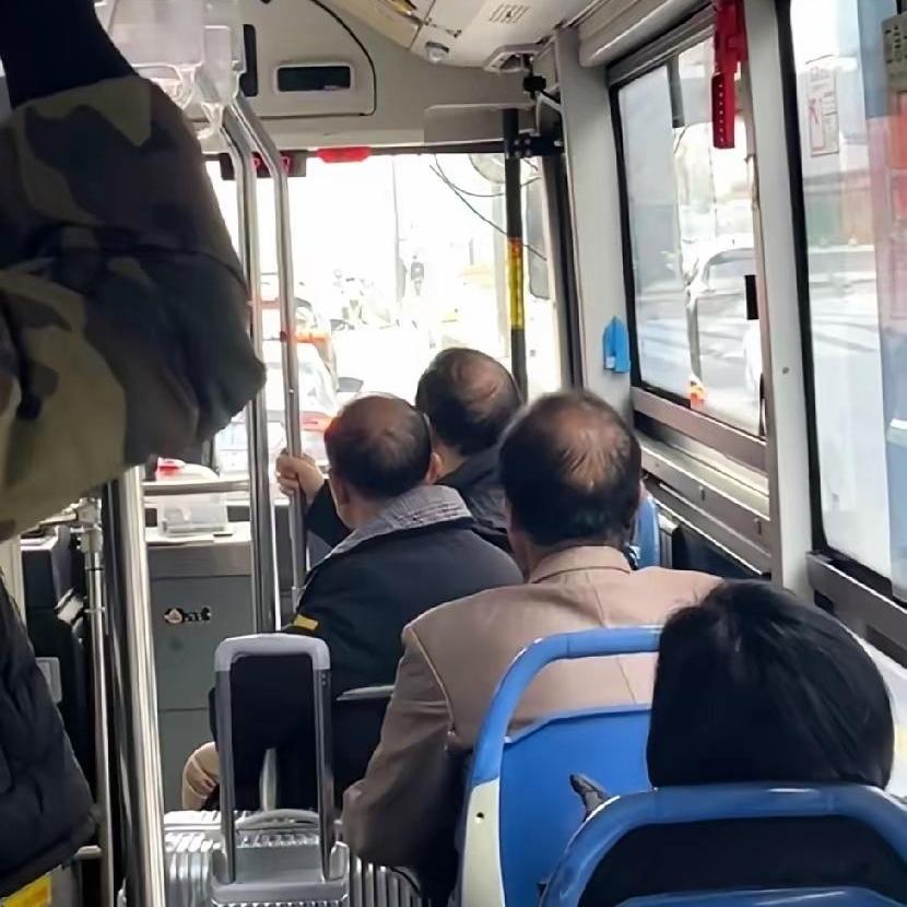 今天回家在车上突然发现一个很奇怪的现象很多60岁左右的男人都已经秃顶了我大哥