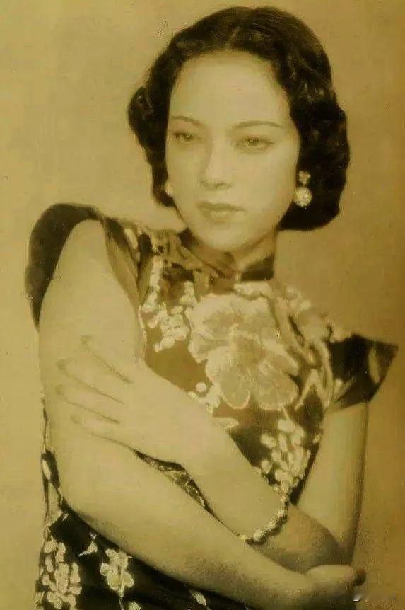 1992年，76岁的孔令侃被人发现，死在纽约的公寓中，而他的手里，还死死捏着一张