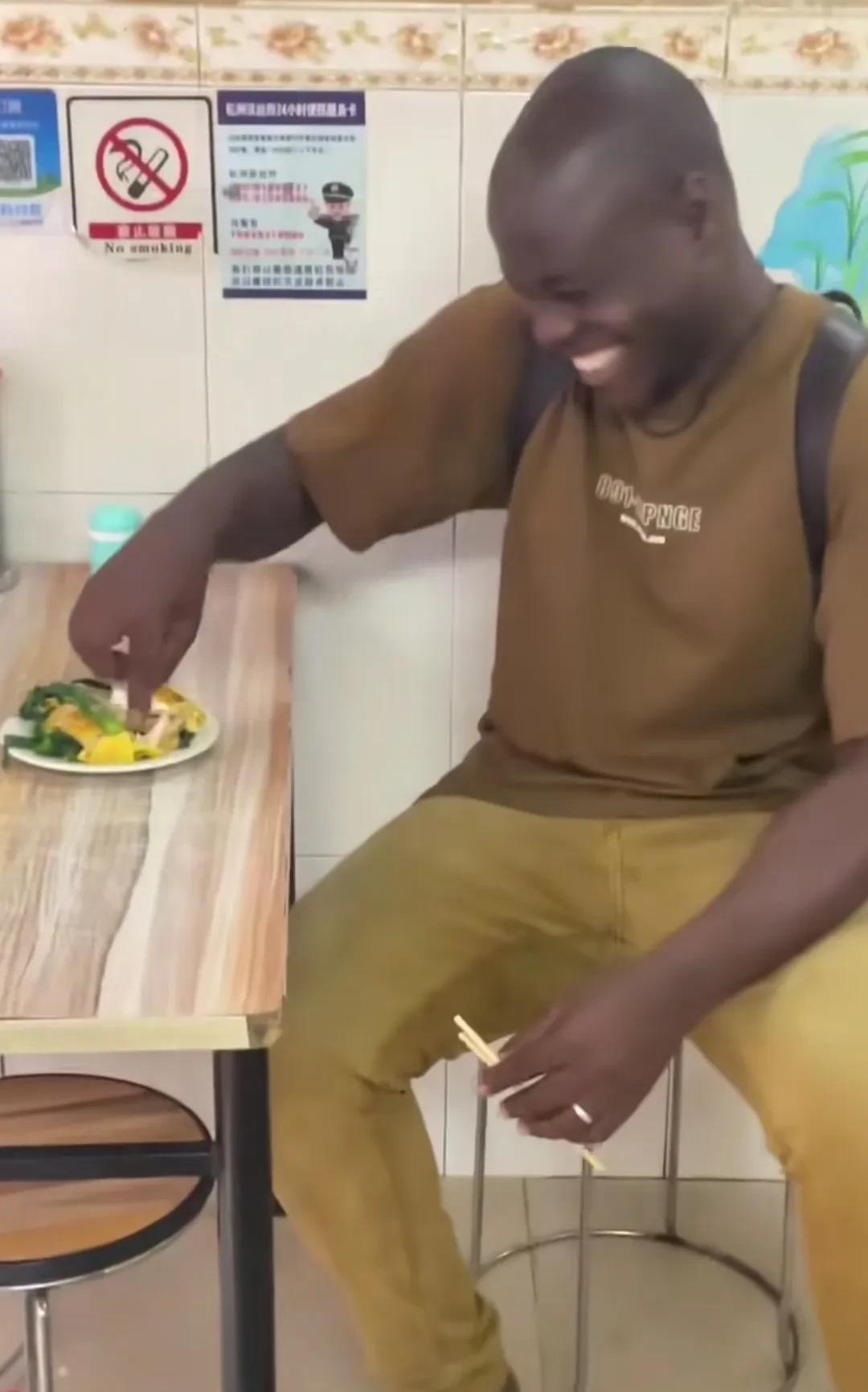 一位非洲兄弟在饭店用餐，被老板拍下了视频并上传到网络，马上引来了非常多中国女生的