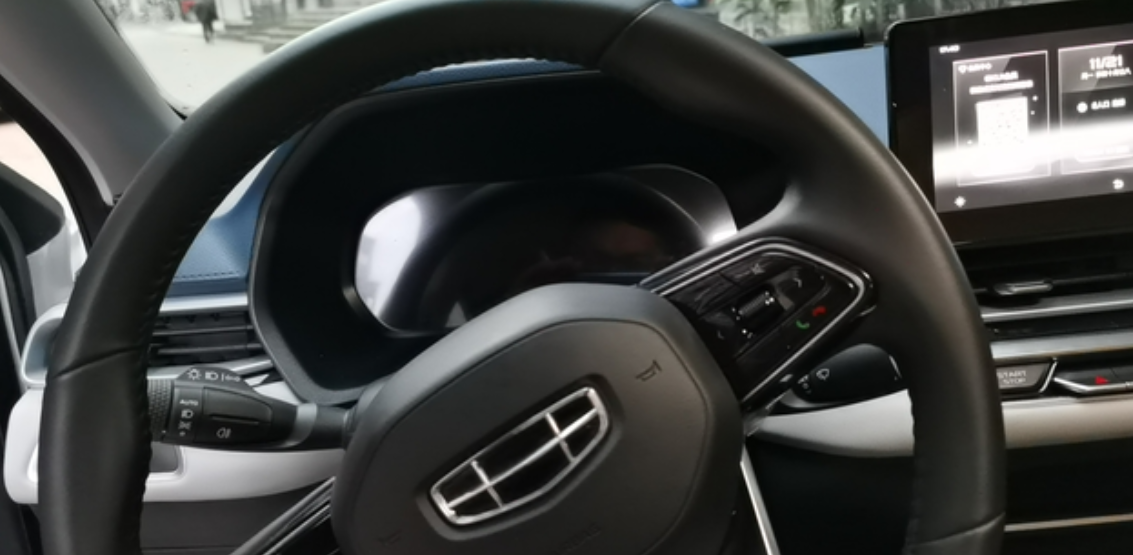 新车半年就车质量就出问题了停车熄火前，方向盘回正的。轮胎也是正的。就是一会时间