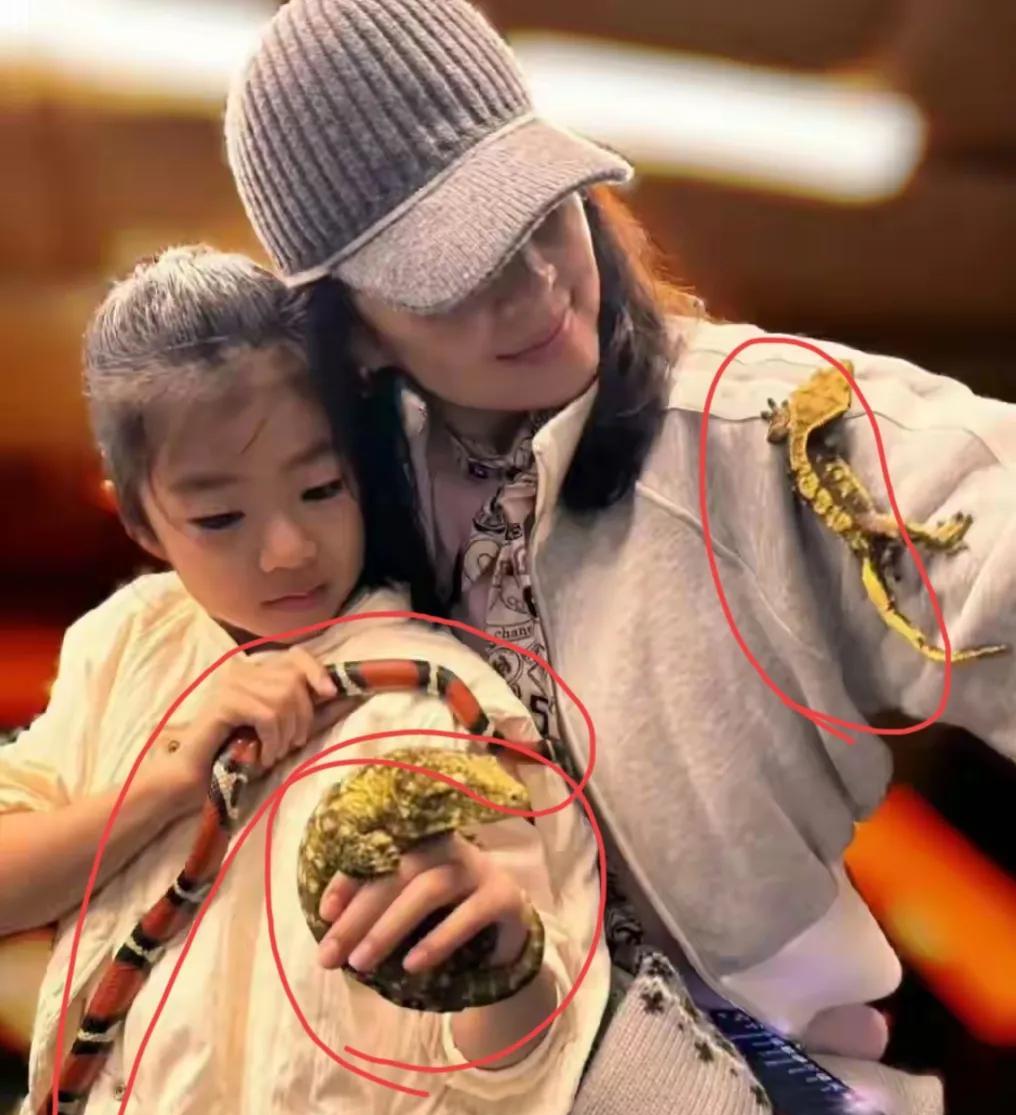 逛了一圈明星六一晒娃，我发现最强悍的是章子怡带娃！不是因为她敢正面晒女儿，也不