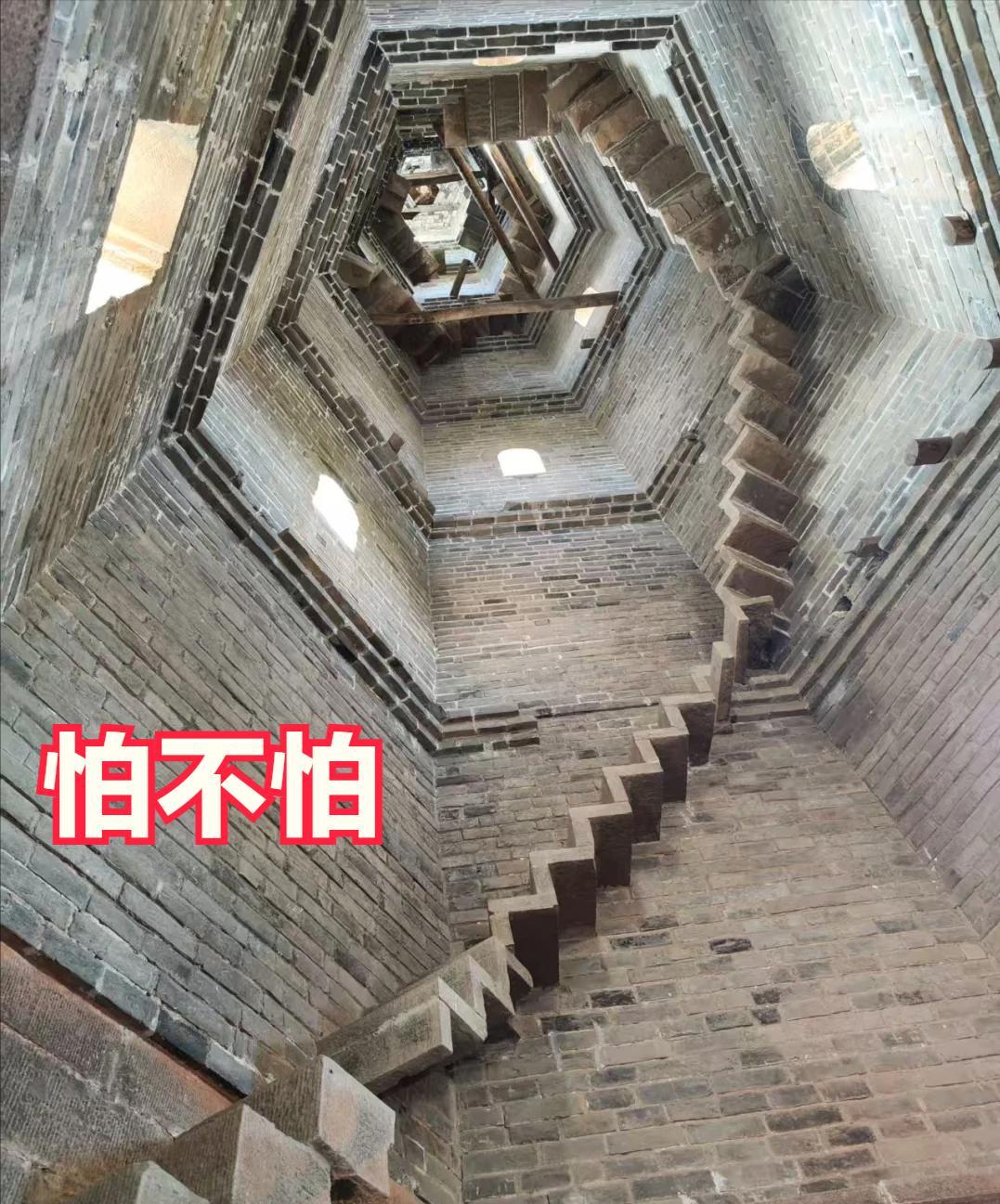 发现没，原来古塔里面大有乾坤[比心][比心]空心肚子里面，都有楼梯只要胆子够大