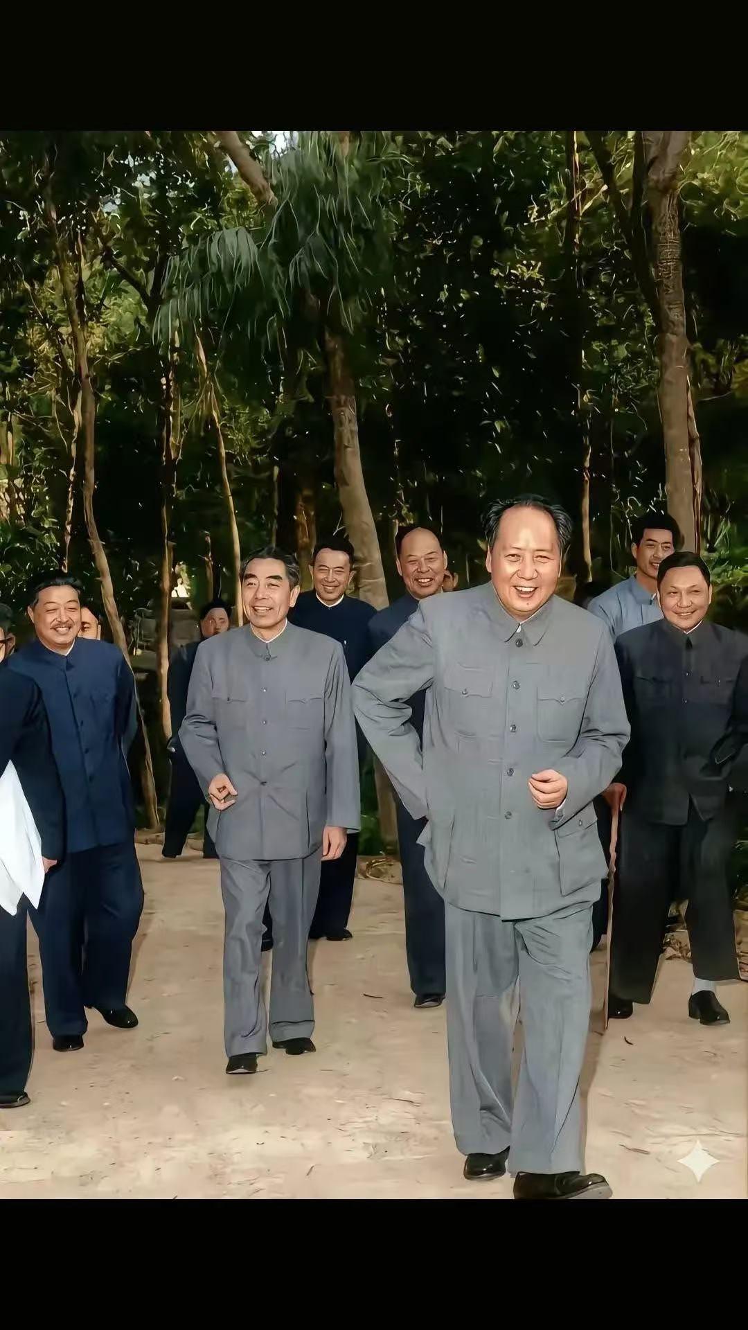 新中国成立后的珍贵历史留影！图一：与主席同框的人儿都有谁？大家认得出来不？
