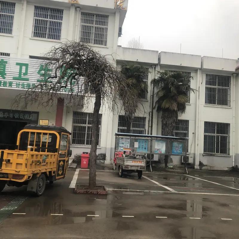 几年前到乡镇卫生院看病，医生开好药方后，我去划价拿药时，医生总会叮嘱一句“你把药