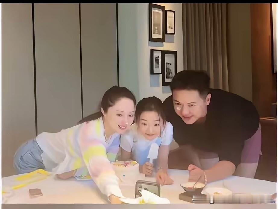 小酒窝过生日是和亲生父母一起过的。小酒窝在父母身旁宛如一个快乐的小天使，蹦蹦跳跳