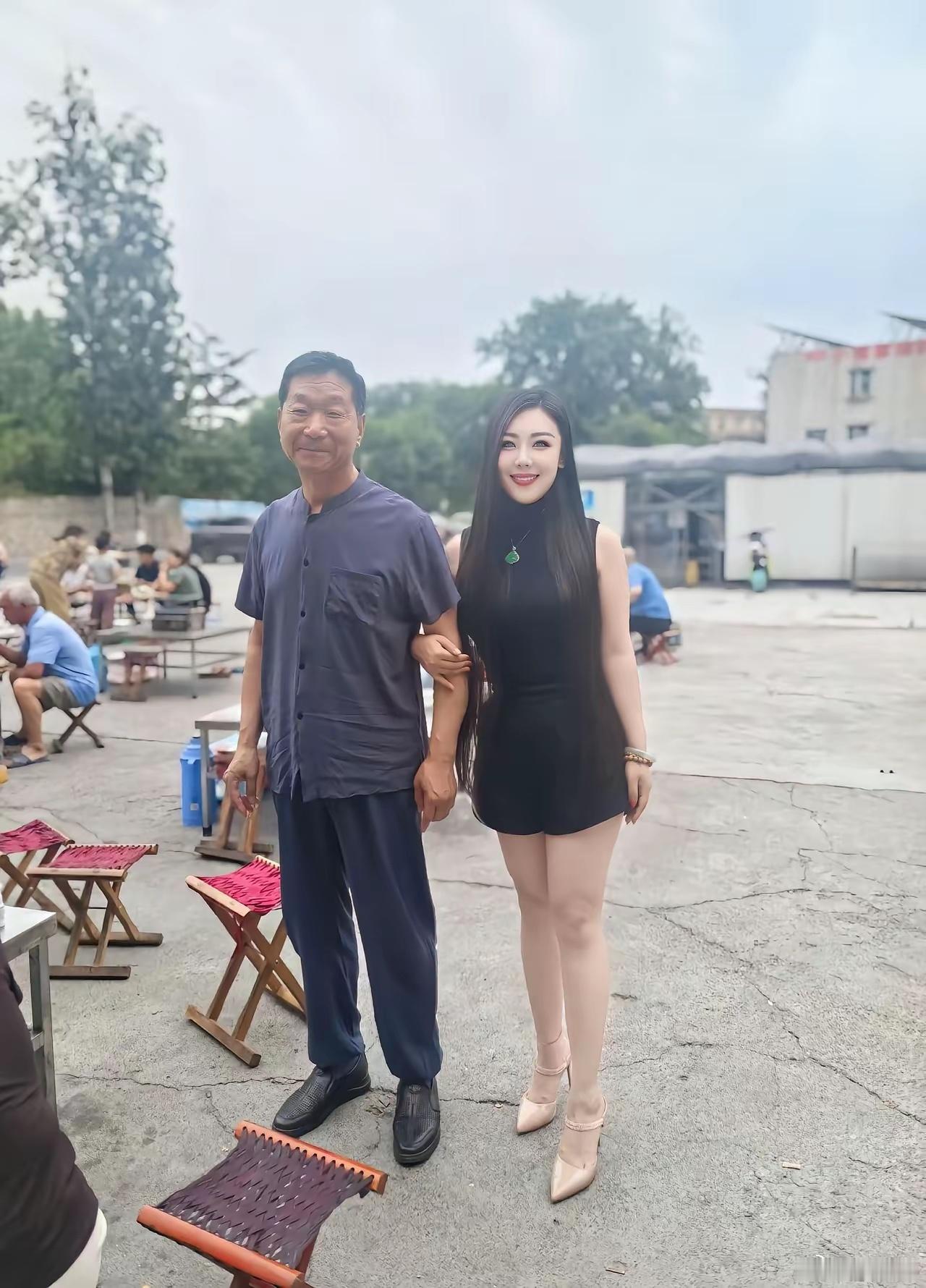 都说她爸有点像张国立老师，像吗