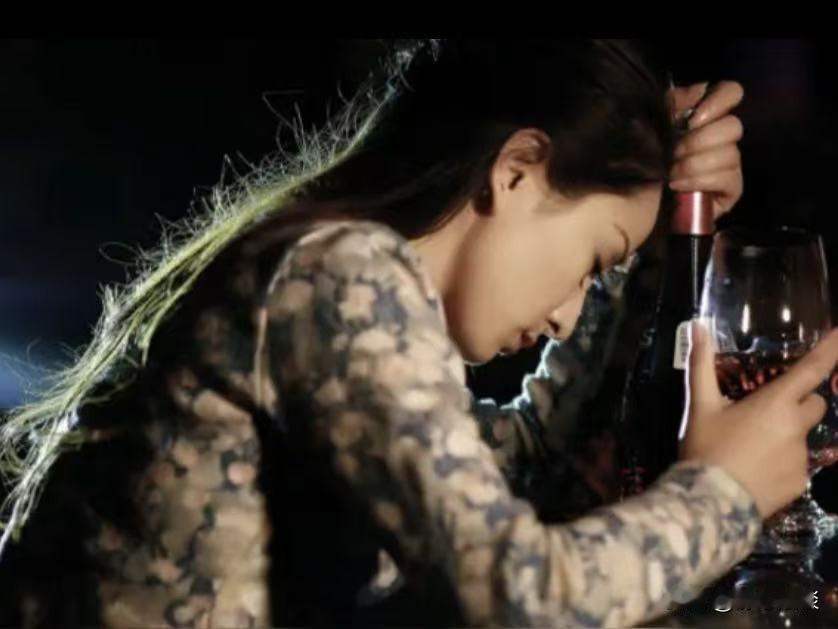 湖北武汉，女大学生在酒吧玩了一宿，第二天早上回到住处后，与男友发生争吵，二人在拉