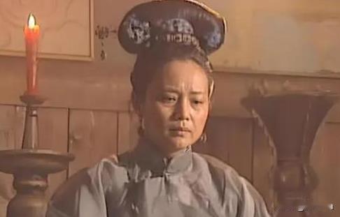 1705年，终年不洗澡，终生不吃药的93岁宫女，苏麻喇姑病逝。51岁的康熙为了