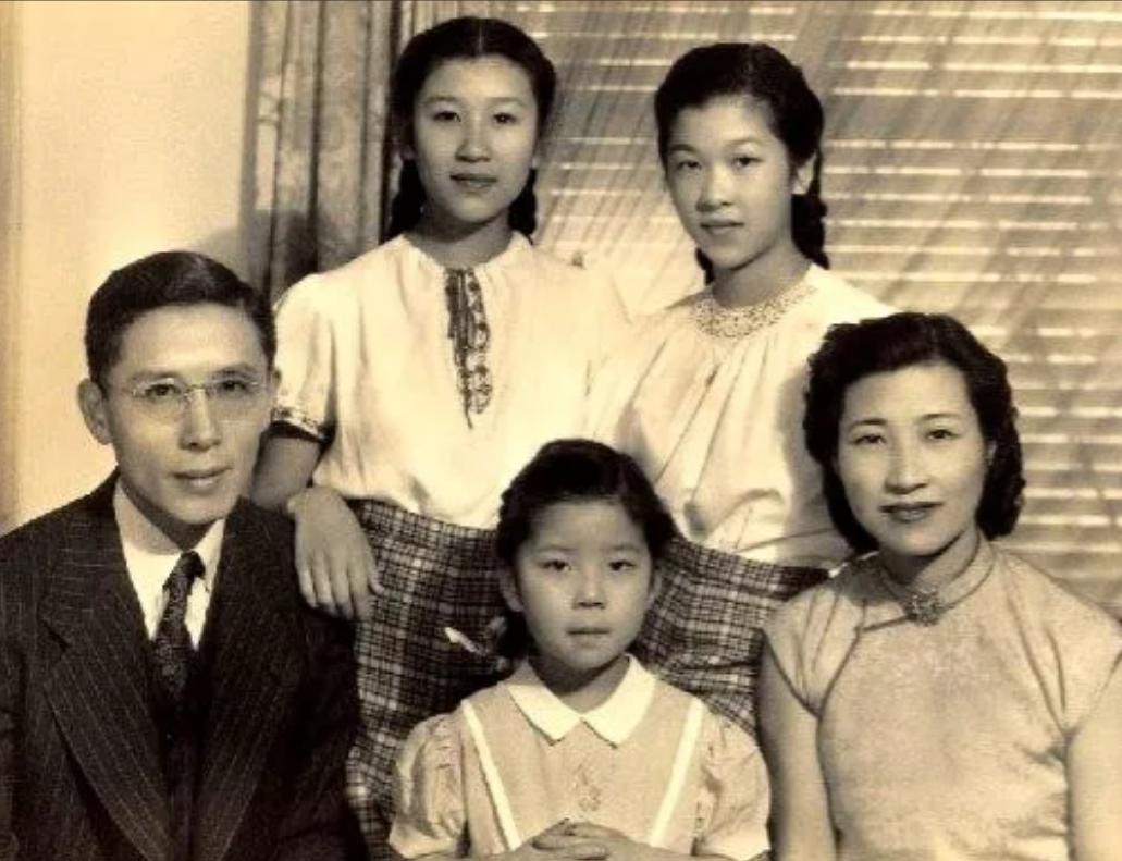 1993年冬，92岁的周培源晨练回家后，对着妻子说：“我爱你！”妻子回看丈夫一眼