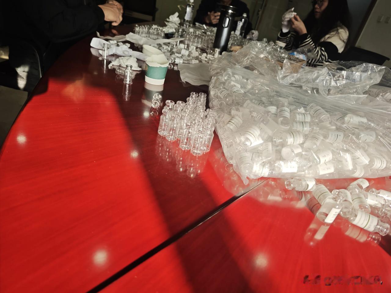 擦瓶子终于擦完了，这两天中午我都没睡觉，谁懂得那个苦？本来中午是休息时间，拉去干