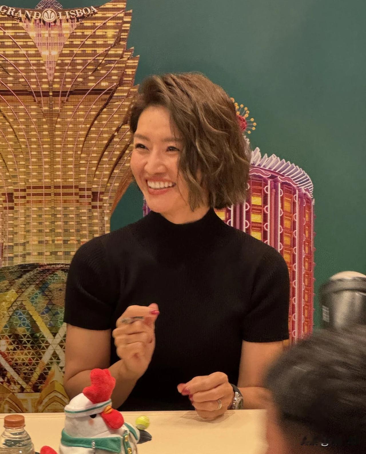 43岁“网球女王”李娜的颜值和气质在退役后发生了显著变化。现在的李娜，简直宛