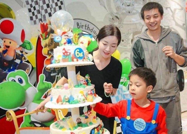 40岁李晟扎麻花辫带7岁儿子逛环球影城，儿子长相跟李佳航复制粘贴，网友纳闷：妈妈这么美，咋全随了爸爸