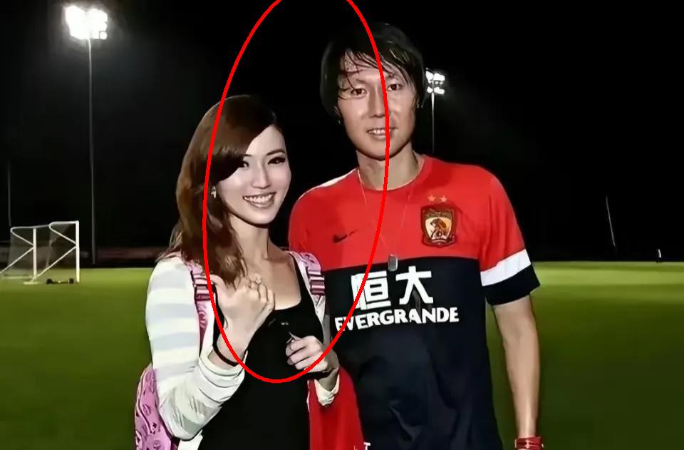 李铁妻子龙菲这波操作，真是把"夫妻本是同林鸟"演活了！最近爆出消息，李铁妻子