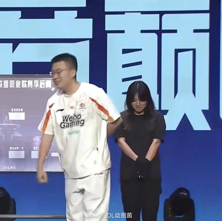 电竞喜剧之王小虎，粉丝拍到，选队现场xiaohu在上前碰拳时，身后的裁判忍不住笑