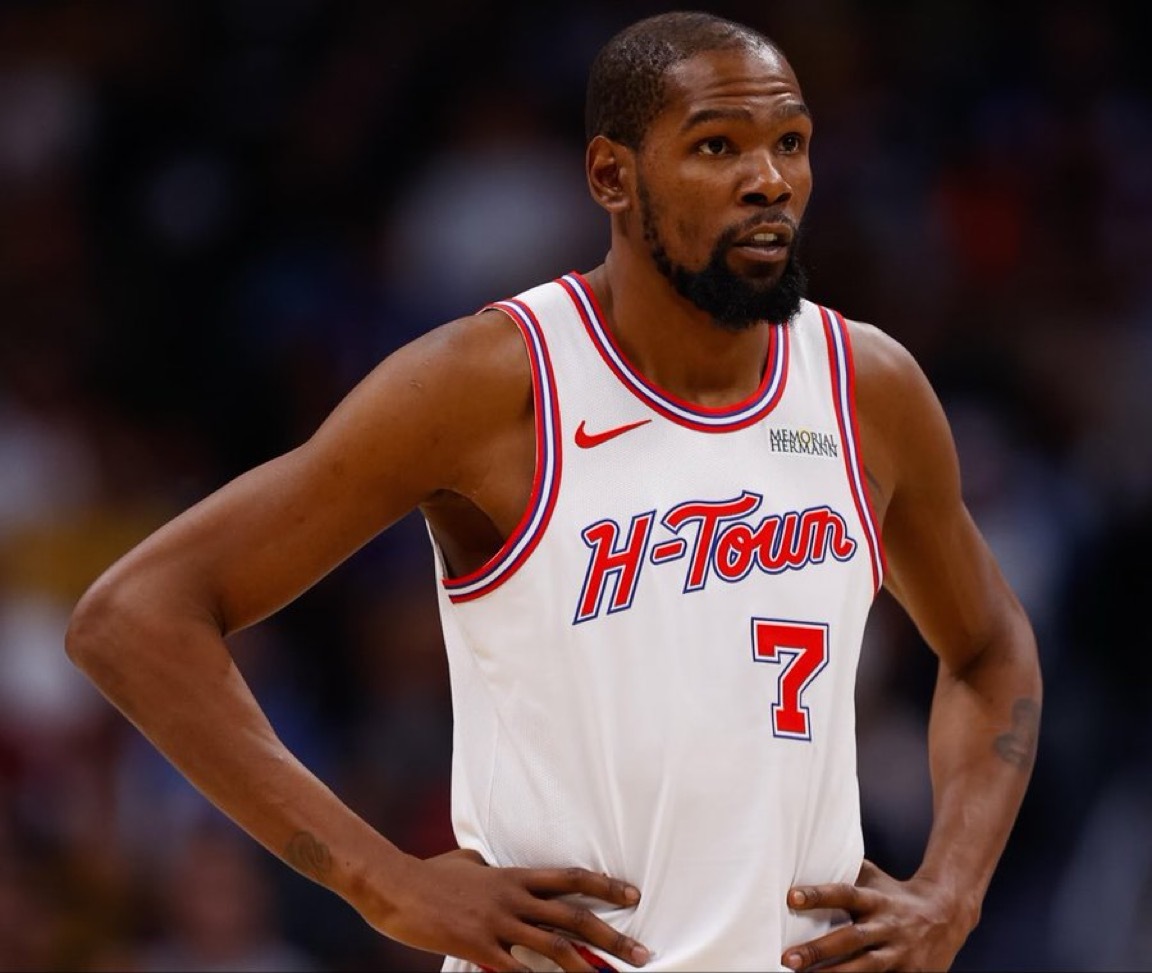 火箭队球星凯文·杜兰特（左脚踝扭伤）在对阵湖人队第三场比赛的出战名单上被列为“存