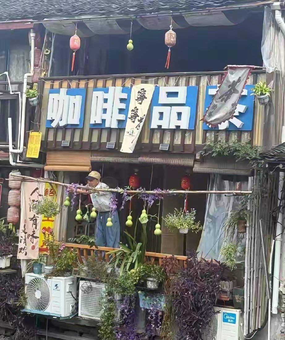 葫芦娃刚被剪掉，隔壁咖啡店立刻接走流量，网友吵翻​