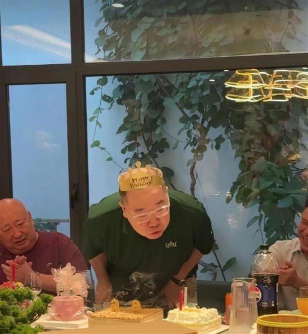 英达这回恐怕很难笑出来了，不是他感情亮了红灯，而是他操办66岁寿宴，大儿子巴图