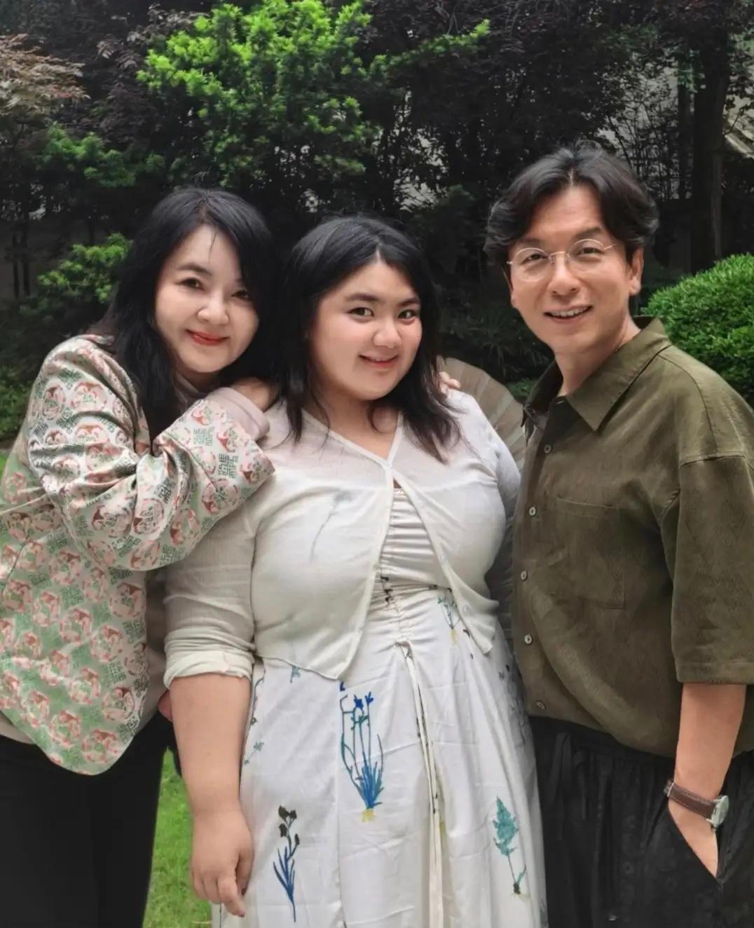 68岁胡慧中携女现身上海！26岁女儿身材肥胖，母女同框颜值差距大！