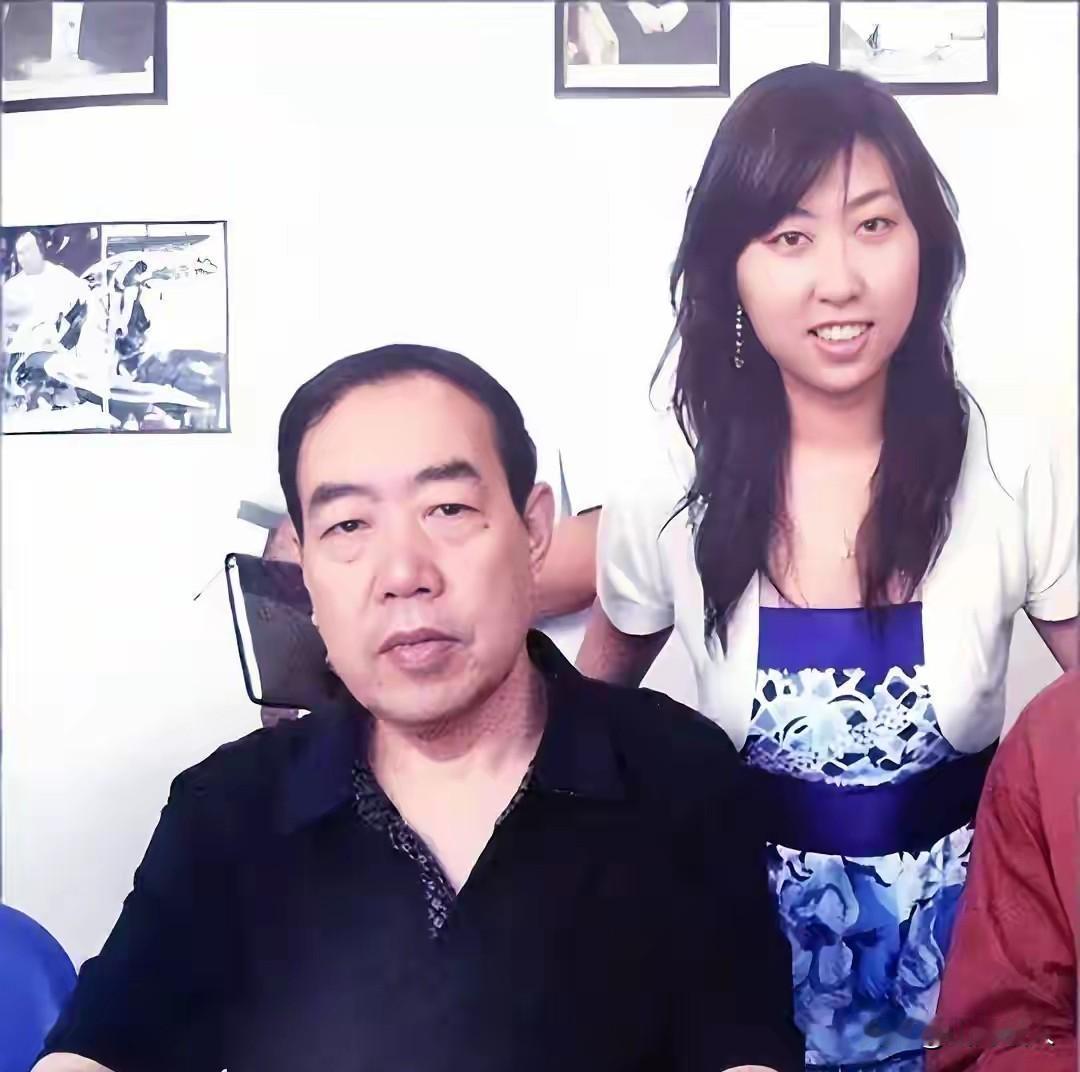 贾平凹的两个女儿，真是活成了两个极端！文坛大家贾平凹的两个女儿，一母同胞、