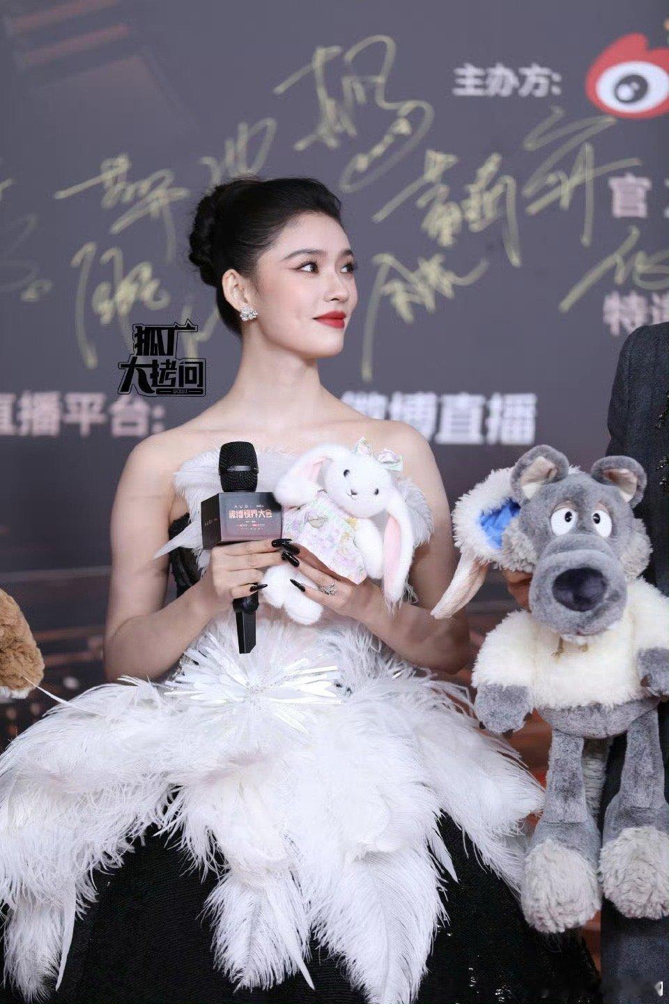 林允脚没沾地吗杨迪林允脚没沾地吗林允大裙摆需四人提，杨迪吐槽笑不活了​​​