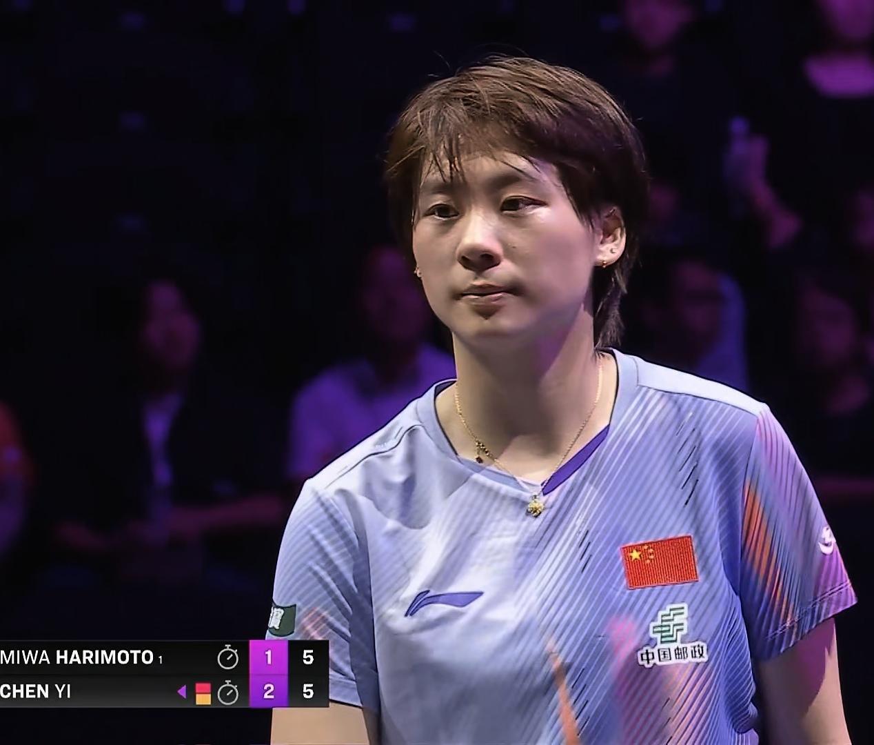 陈熠3-2张本美和WTT横滨冠军赛，陈熠受到了不公对待，先是两张黄牌被罚一分，