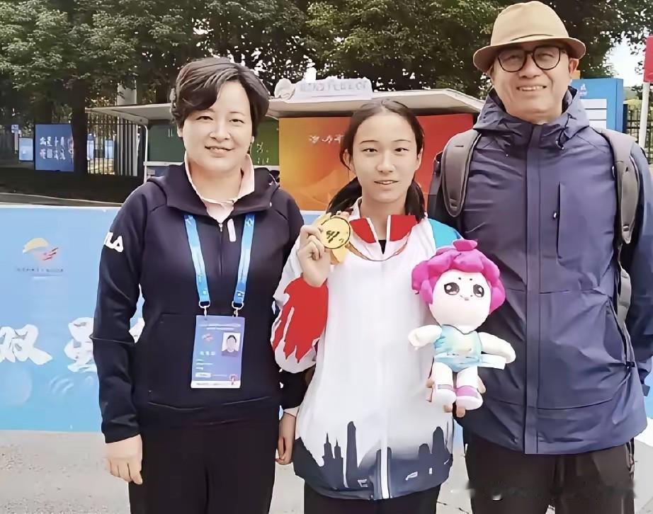 陈妤颉的母亲黄叶静，豁达朴实、为人低调。她与丈夫陈长丰曾经都是浙大高水平短跑运动