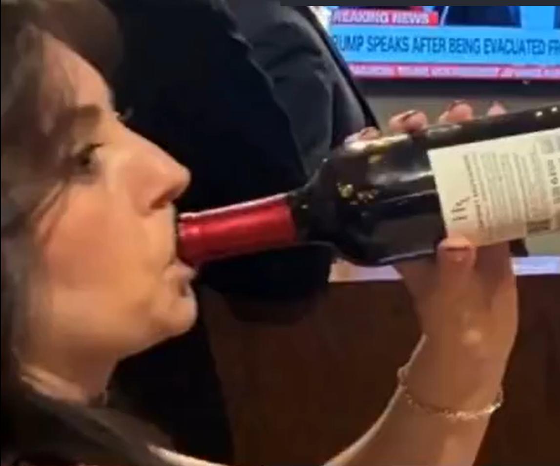 难怪，女记者走的时候，会顺走两瓶香槟（图四）。原来，这场白宫记者晚宴，还有门