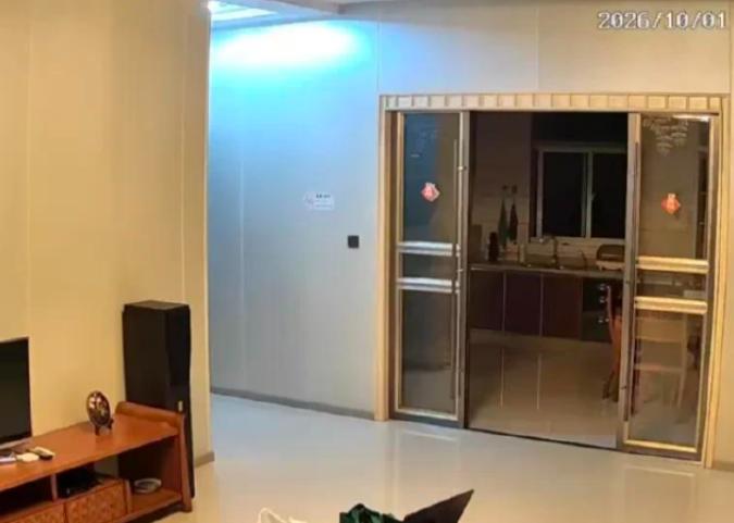 福建平潭，郭某带着男友和男友的妹妹，花282元整租170平的三室民宿。当夜她洗完