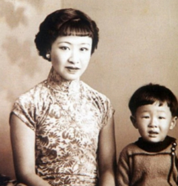 1955年，章士钊在北京菜市场闲逛，看到一卖卷烟的妇女，大吃一惊，连夜给毛主席写