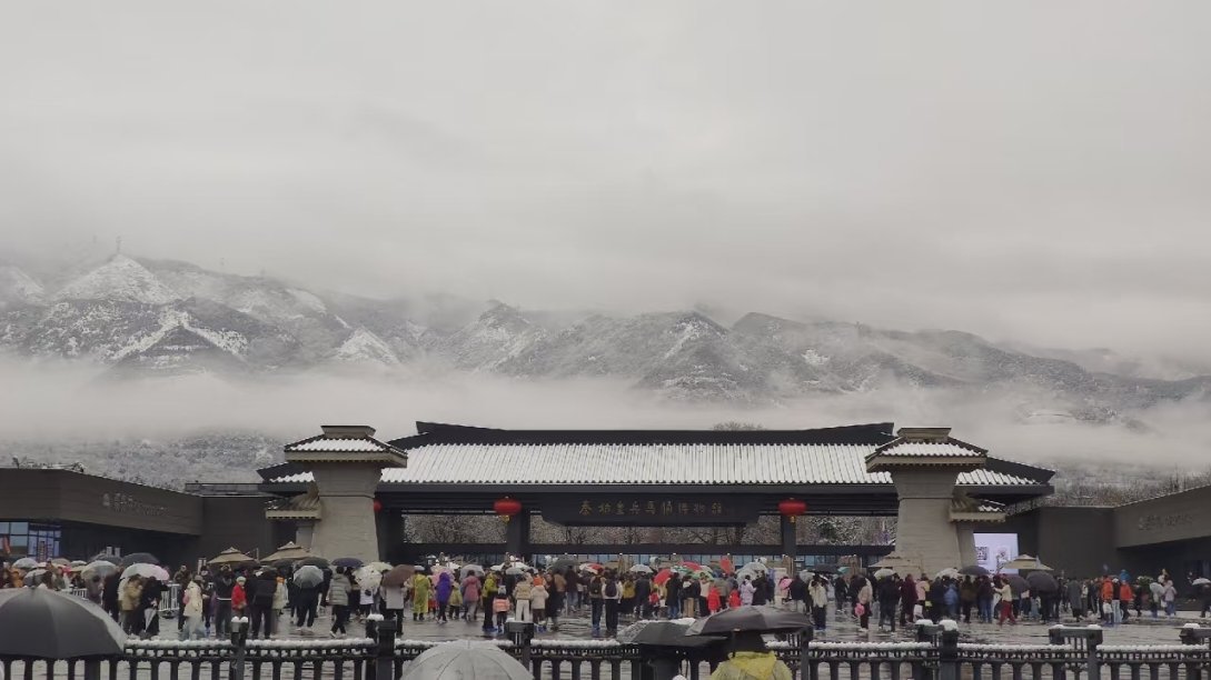 西安暴雪24小时内温差20度西安这场大雪来得快去得也快，能遇上的游客今年好运气