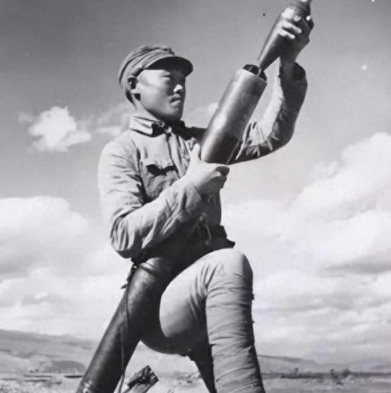 1945年，在山上休息的迫击炮手陈宝柳，忽然发现30多个日军和几个女人，正在不远