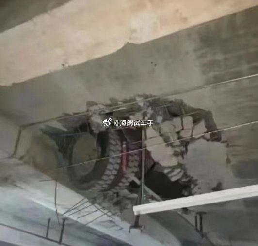 卡车赔桥，还是桥赔卡车？