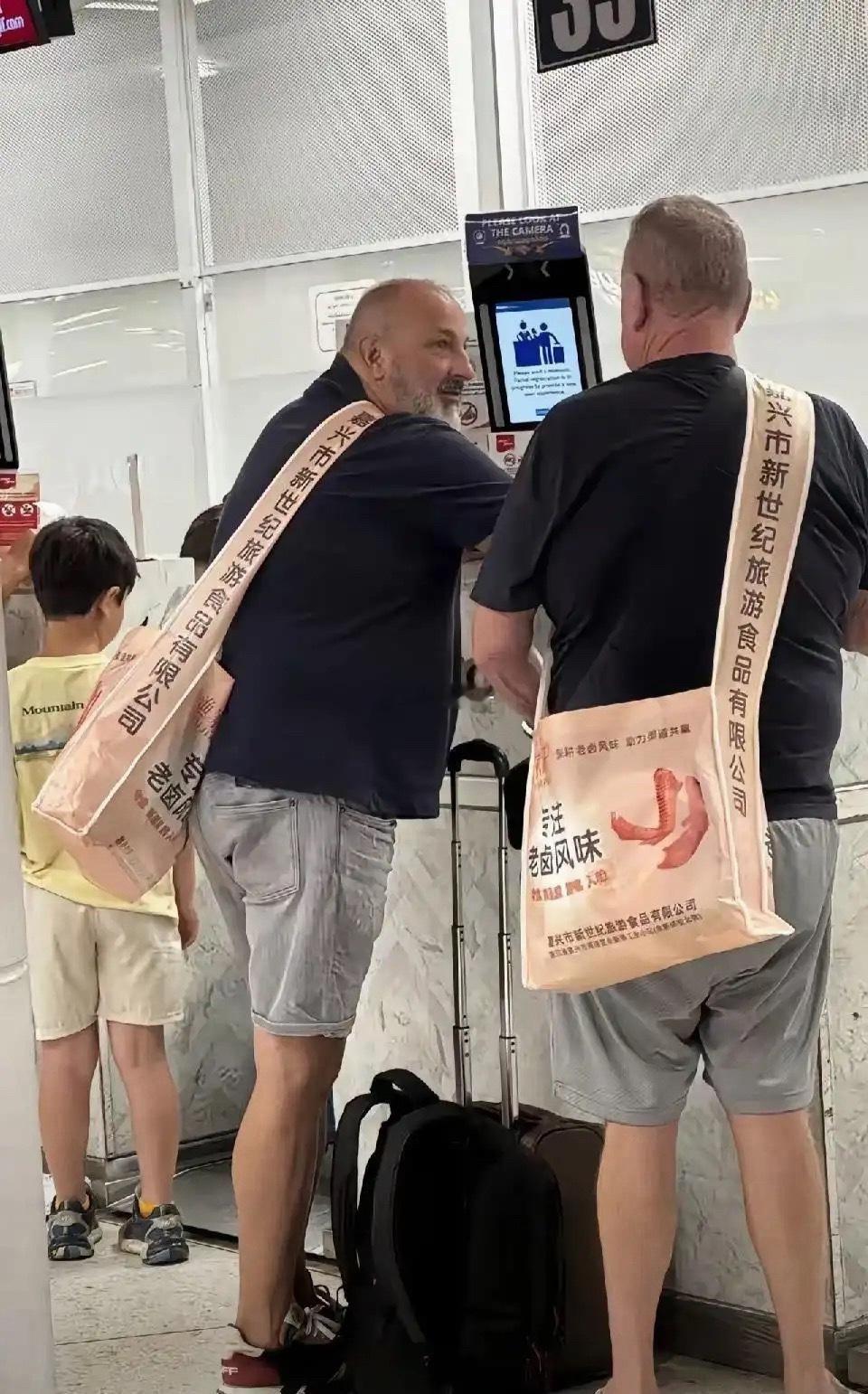 他俩知道自己背的包上面的中文是什么意思吗​​​
