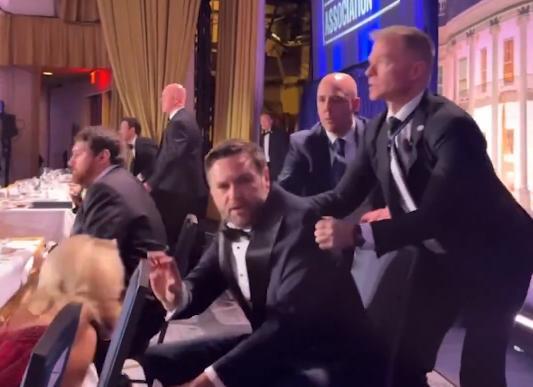 万斯枪击现场避险细节。枪声刚一炸响，现场瞬间乱成一锅粥，人群尖叫着乱跑，周围空气