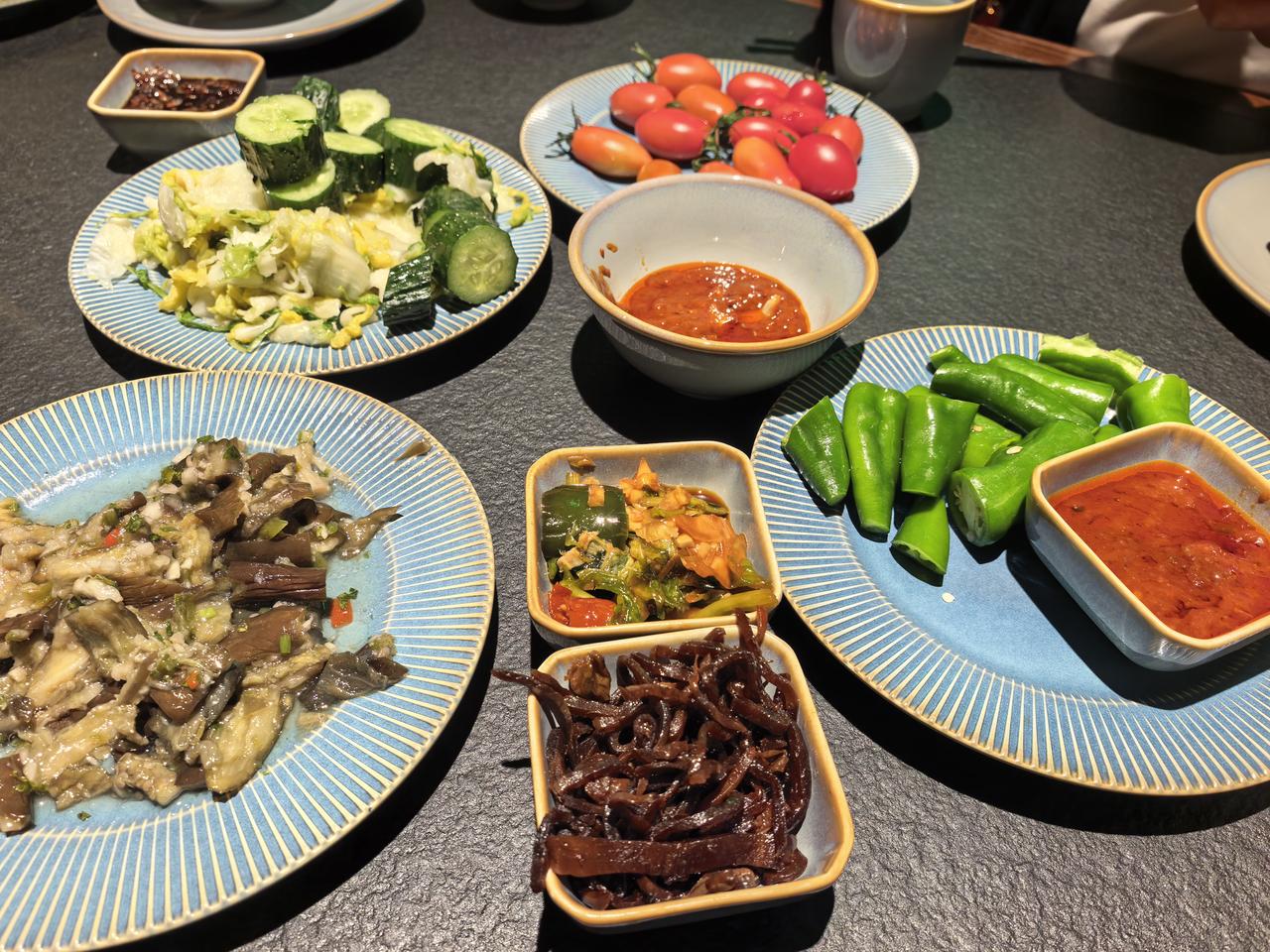 在东北吃饭差点惊掉我的下巴。昨晚我在东北大庆，和朋友一起去吃晚饭。大庆俗称百