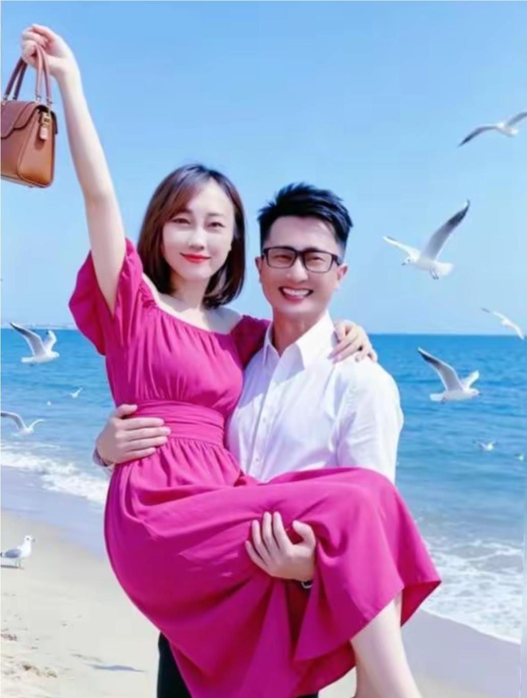杨帆在海边抱着老婆合影，太甜蜜了，杨帆穿着白衬衫，好帅气，阳光，老婆貌美如花，性