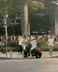 小伙子骑电动车险些撞到一个大爷，大爷情急之下打了小伙子一下，这一下打在小伙子的头