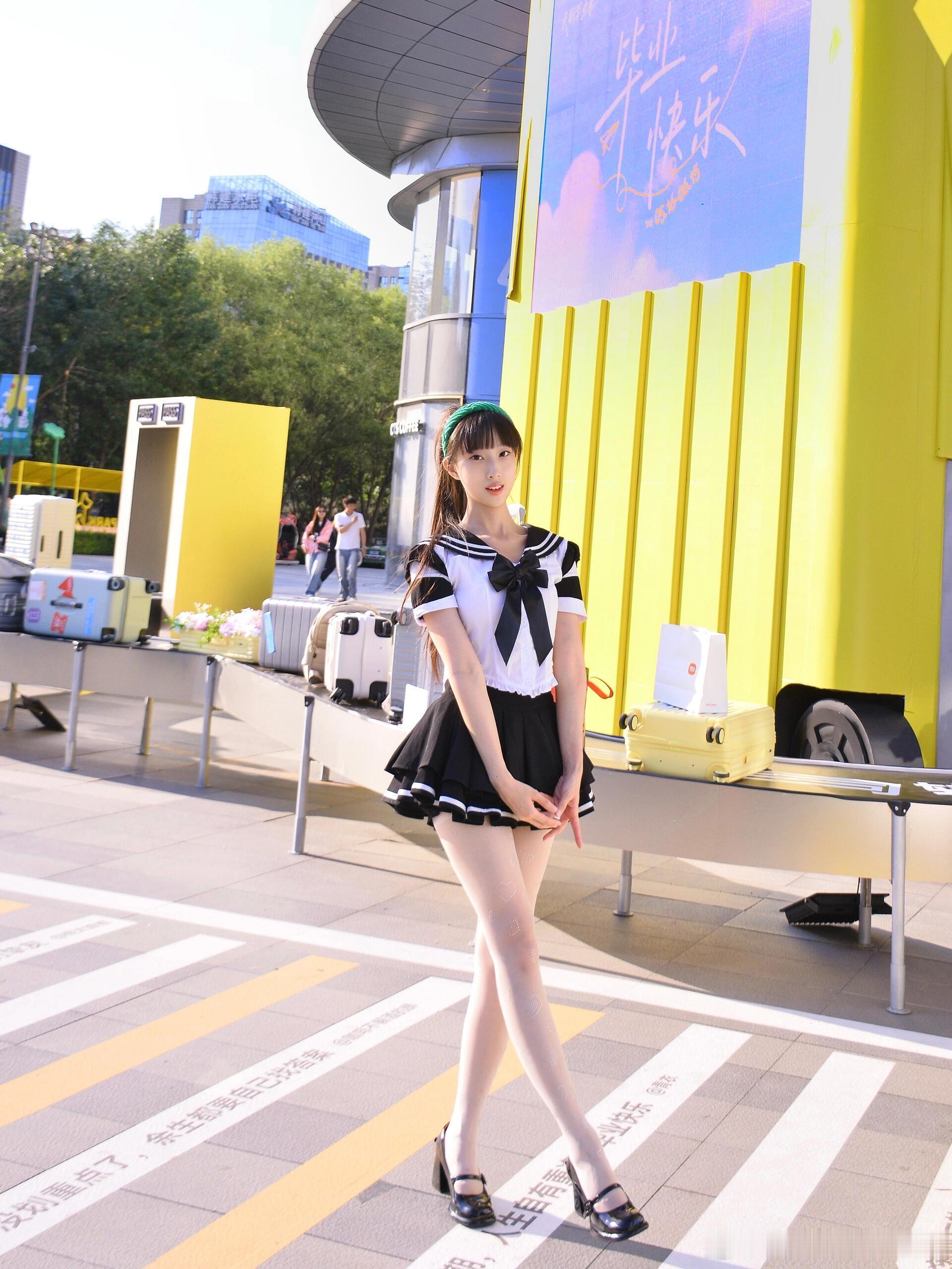 洛丽塔搭配白色丝袜，身材纤细的灵动女孩儿～​​​