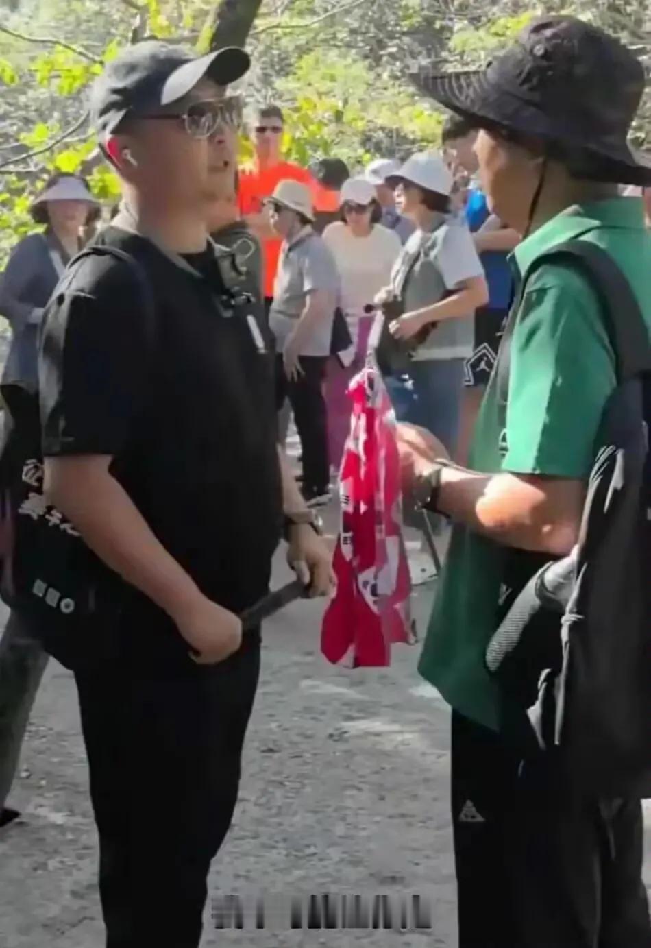 “U型锁”类群重现江湖！这次砸向了类韩国小旗子！最近张家界景区里，一名黑衣男